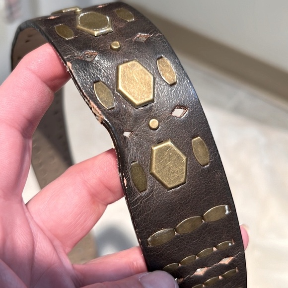 JESS SIMPSON👖 VTG FAUX BROWN LEATHER BELT W/RIVET ACCENTS Women’s 45” Fit37”-41” - Picture 12 of 12